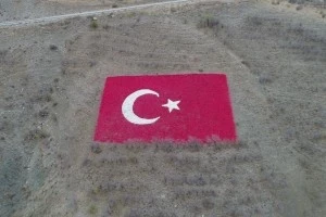 Keşiş Dağları yamaçlarında bulunan Şanlı Türk Bayrağımız Belediyemiz tarafından yeniden boyanarak yenileme çalışması yapıldı.