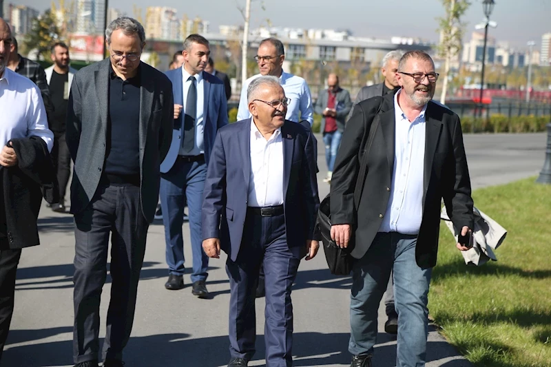 Başkan Büyükkılıç, Usta Gazetecileri Recep Tayyip Erdoğan Millet Bahçesinde Misafir Etti