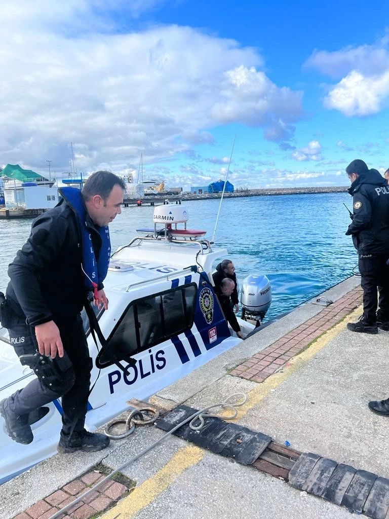 Yalova’da Feribottan Atlayan Vatandaşı Deniz Polisi Kurtardı