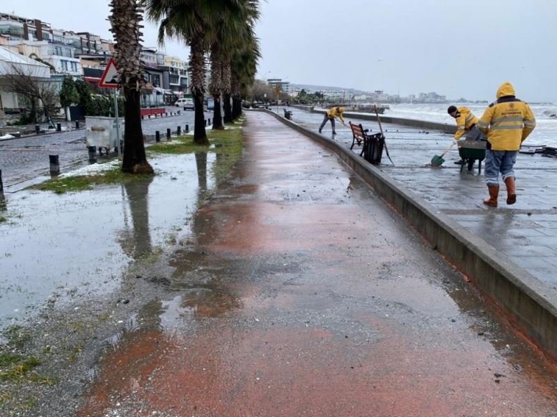 Rüzgar sahili vurdu Büyükşehir temizledi