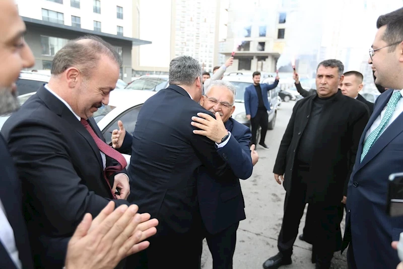 Başkan Büyükkılıç, AK Parti’de Meşalelerle Karşılandı
