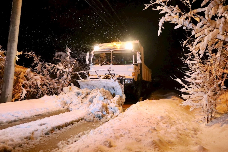 Büyükşehir ekipleri kar mesaisinde: Ulaşıma kapalı grup yolu yok