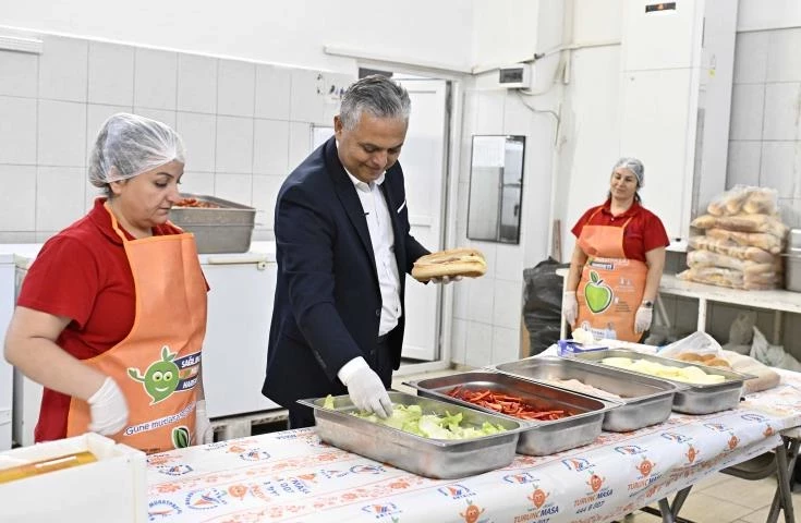 Başkan Uysal, ‘Çocuklarımız açlıkla sınanmamalı’