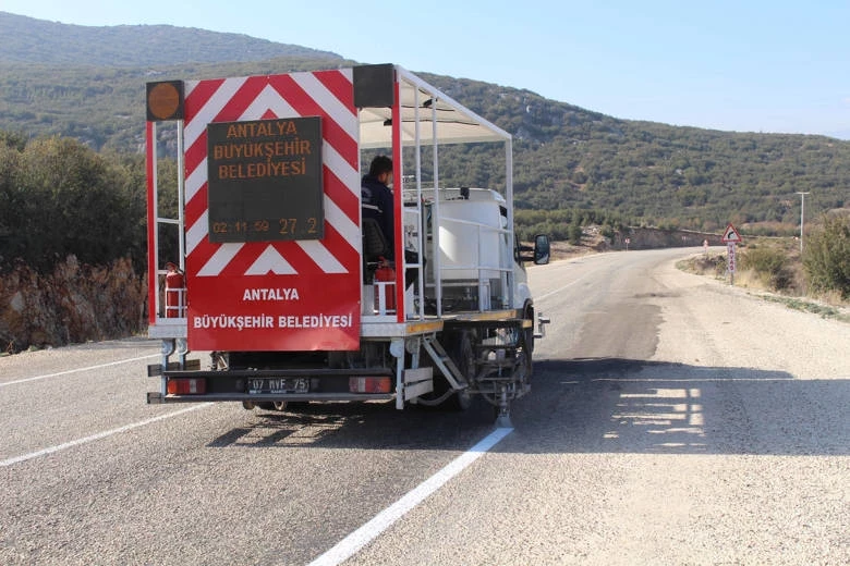 Kırsalda bozulan yollara bakım onarım