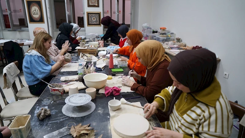 Kursiyerler KAMEK’te Hem El Becerilerini Geliştiriyor Hem de Sosyalleşiyor