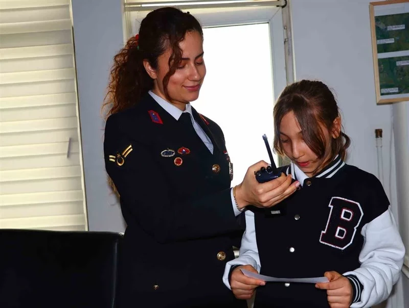 Jandarma Temalı Resim Yarışmasında Birinci Olan Öğrenciler Ödüllerini Aldı