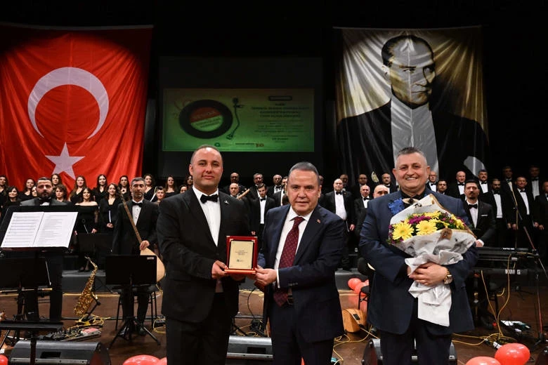 Başkan Böcek “Sevda Türküleri” konserini izledi
