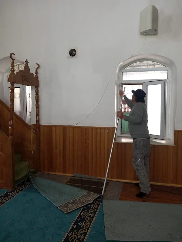 Kuzdere Merkez Camisi’nde bakım ve onarım çalışmaları