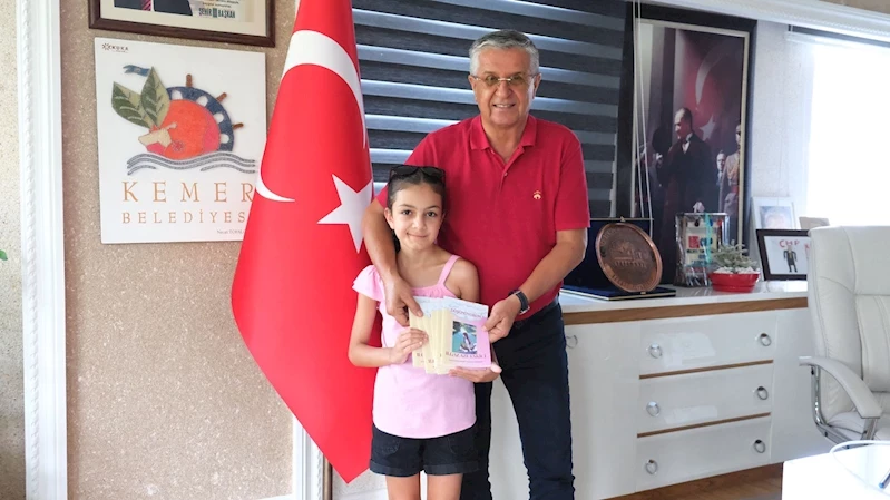 Yazdığı kitabı Başkan Topaloğlu’na hediye etti