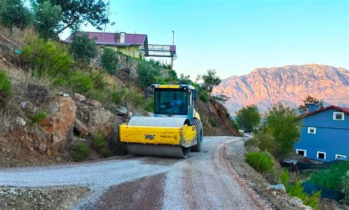 ALANYA’NIN YÜKSEK KESİMLERİNDE ASFALT ÇALIŞMALARI SÜRÜYOR