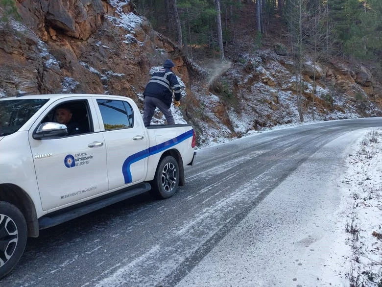 Büyükşehir’den yayla yollarında tuzlama çalışması