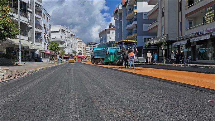 ALANYA BELEDİYESİ’NDEN BÜYÜKHASBAHÇE CADDESİNDE ASFALT SEFERBERLİĞİ