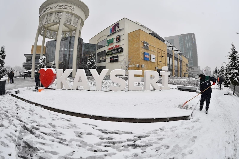 Büyükşehir’den Park ve Kaldırımlarda 